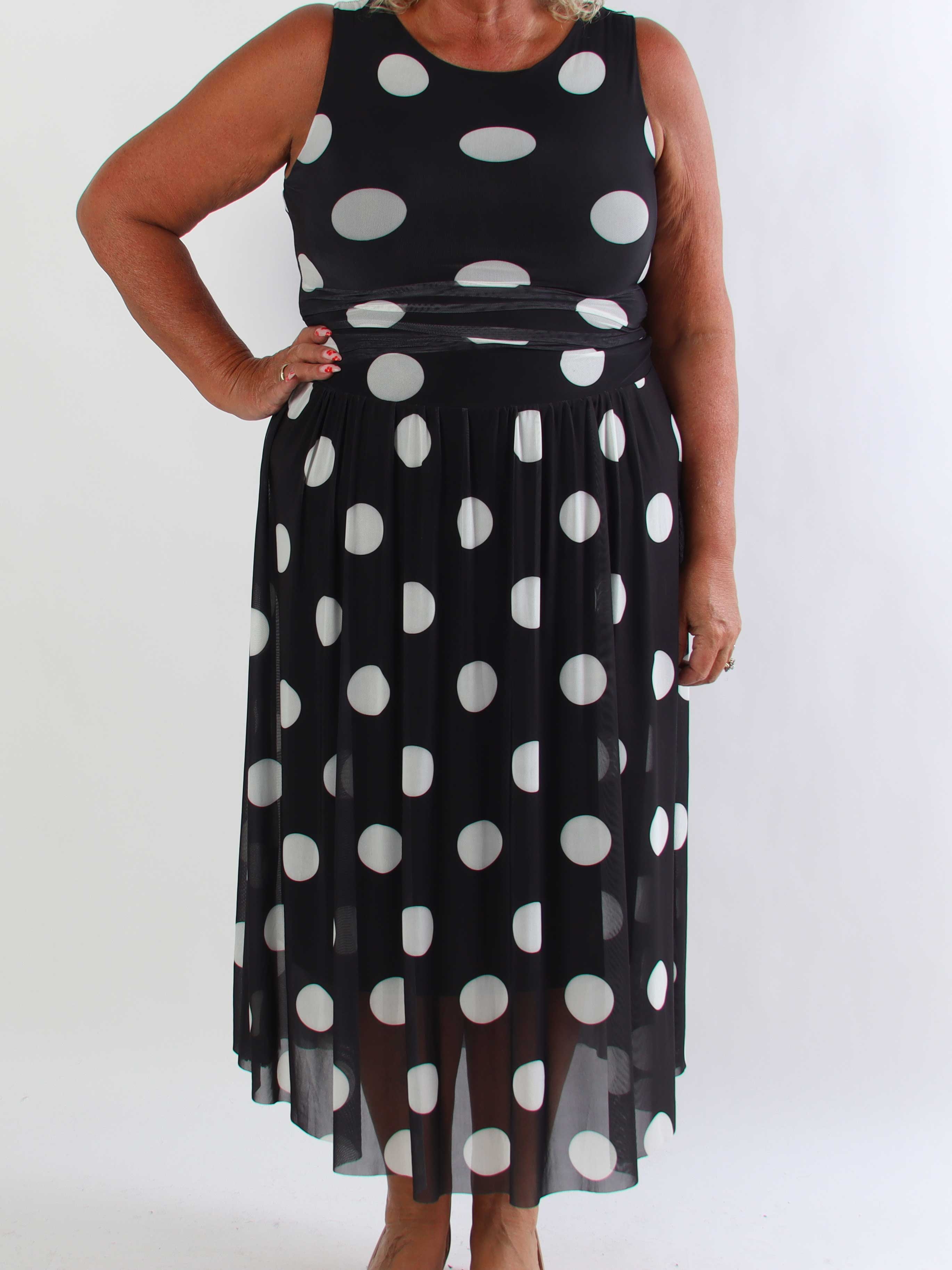 Hallie – Elegant, stretchig plus size klänning i prickig mesh